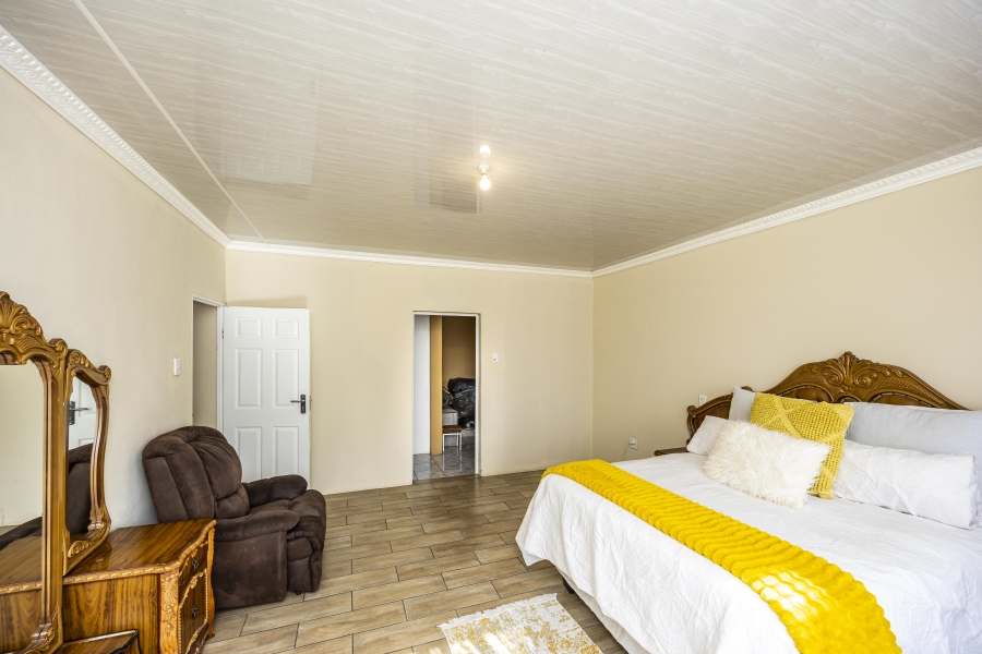 5 Bedroom Property for Sale in Summerpride Eastern Cape